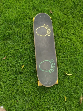 Patinete negro con huellas