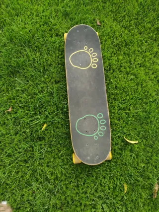 Patinete negro con huellas