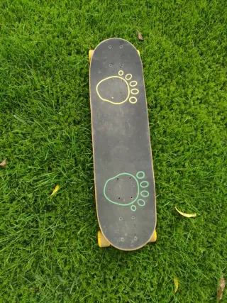 Patinete negro con huellas