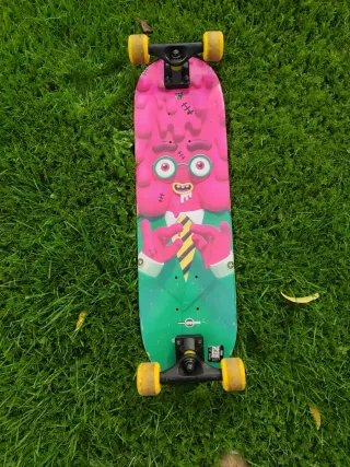 Patinete negro con huellas