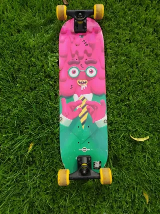 Patinete negro con huellas