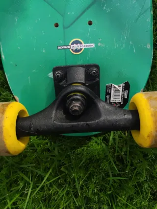 Patinete negro con huellas