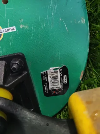 Patinete negro con huellas