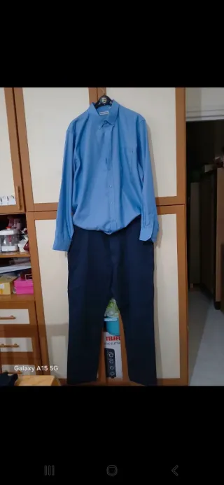 Completo uomo camicia blu e pantaloni neri