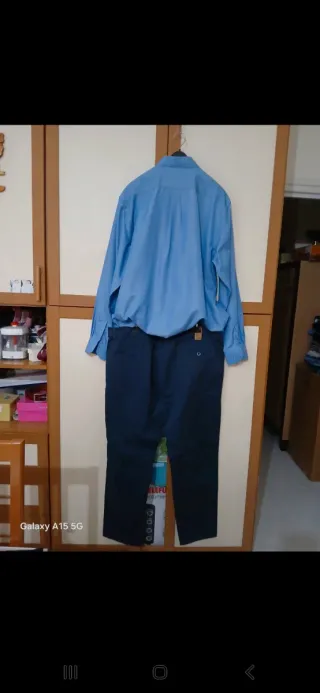 Completo uomo camicia blu e pantaloni neri