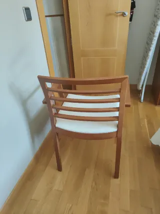 Sillón de madera y tela beige