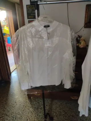 Camicia bianca con volant