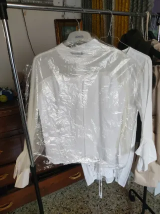 Camicia bianca con volant