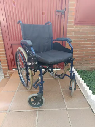 Silla de ruedas plegable azul
