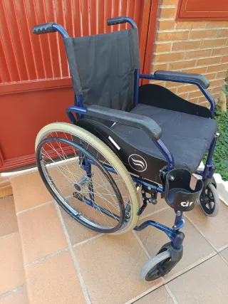 Silla de ruedas plegable azul