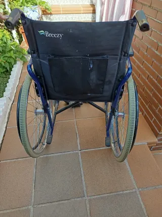 Silla de ruedas plegable azul