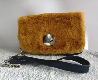 Bolso peludo marrón con cadena