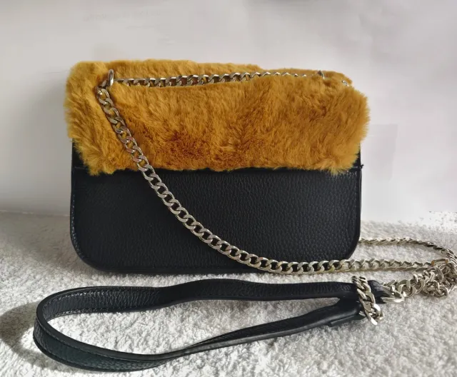 Bolso peludo marrón con cadena