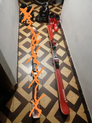 Esquís y botas de esquí