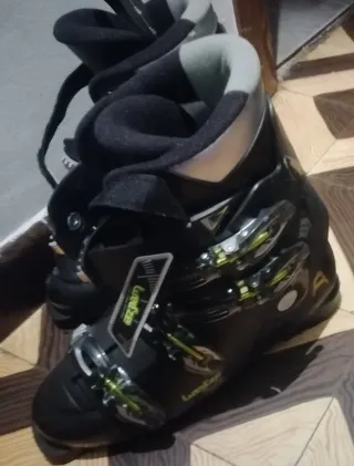 Esquís y botas de esquí