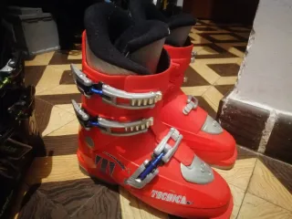 Esquís y botas de esquí