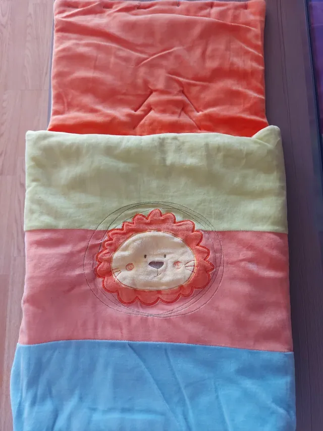 Saco para bebé con diseño de león