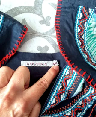 Camisa Bershka bordada multicolor