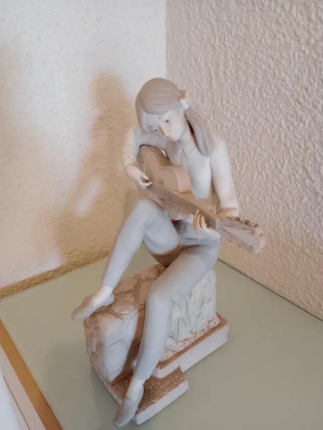 Figura cerámica niña tocando guitarra