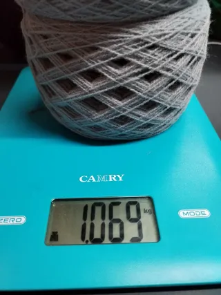 10 ovillos lana acrílica gris. 1069gr