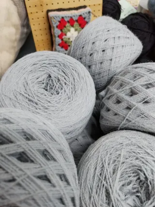 10 ovillos lana acrílica gris. 1069gr