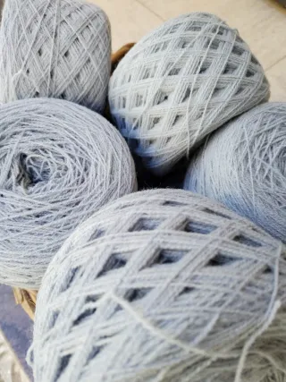 10 ovillos lana acrílica gris. 1069gr