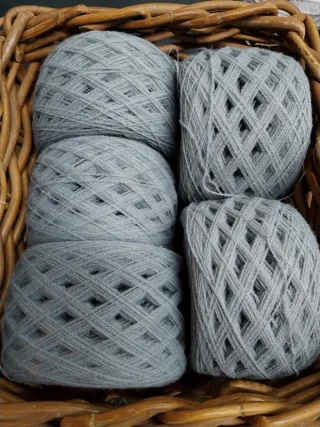 10 ovillos lana acrílica gris. 1069gr