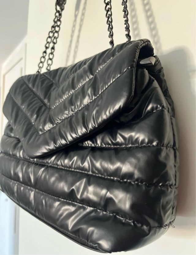 Bolso negro acolchado