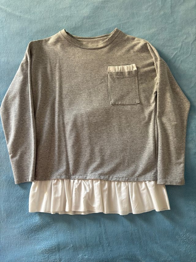 Sudadera gris con detalle de camisa