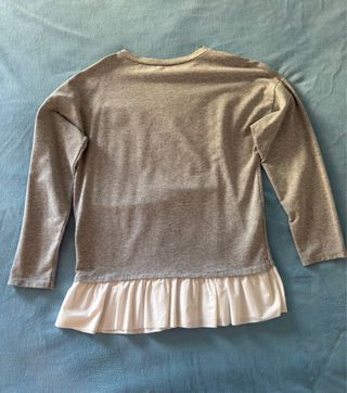 Sudadera gris con detalle de camisa