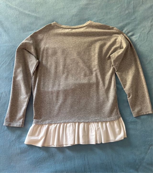 Sudadera gris con detalle de camisa