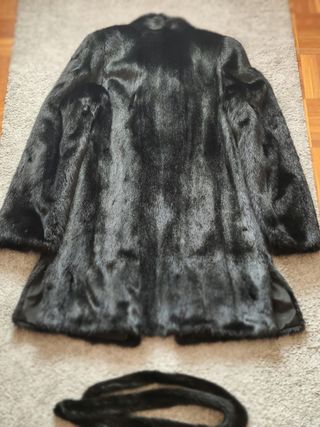 Abrigo negro de pelo sintético con cinturón