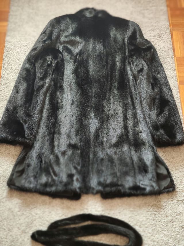 Abrigo negro de pelo sintético con cinturón