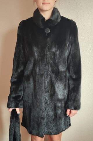 Abrigo negro de pelo sintético con cinturón