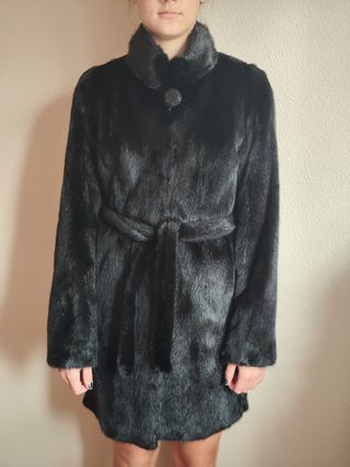 Abrigo negro de pelo sintético con cinturón