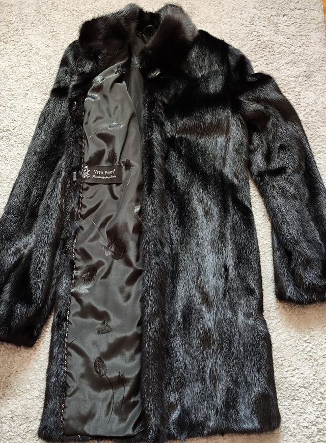 Abrigo negro de pelo sintético con cinturón