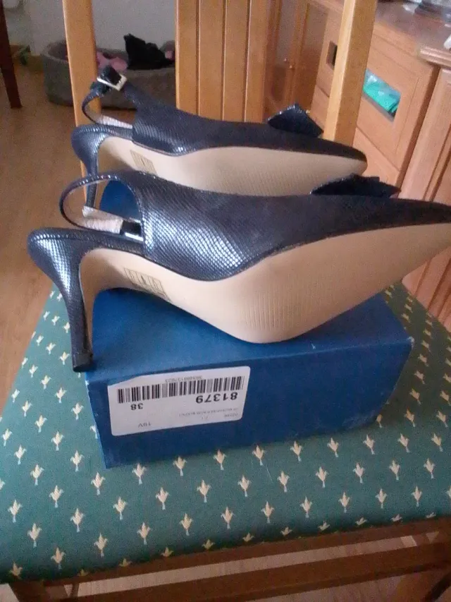 Zapatos de tacón negros con tira