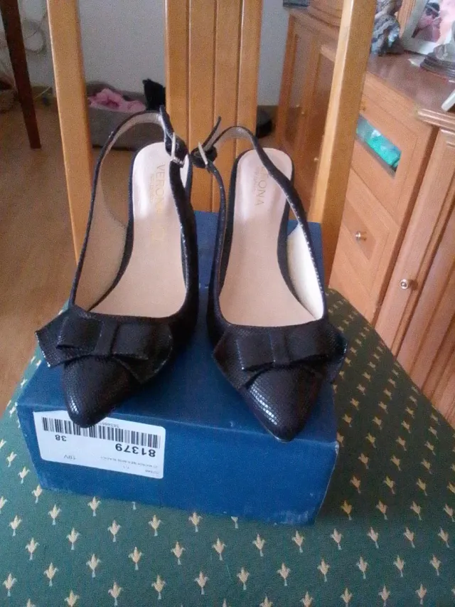 Zapatos de tacón negros con tira