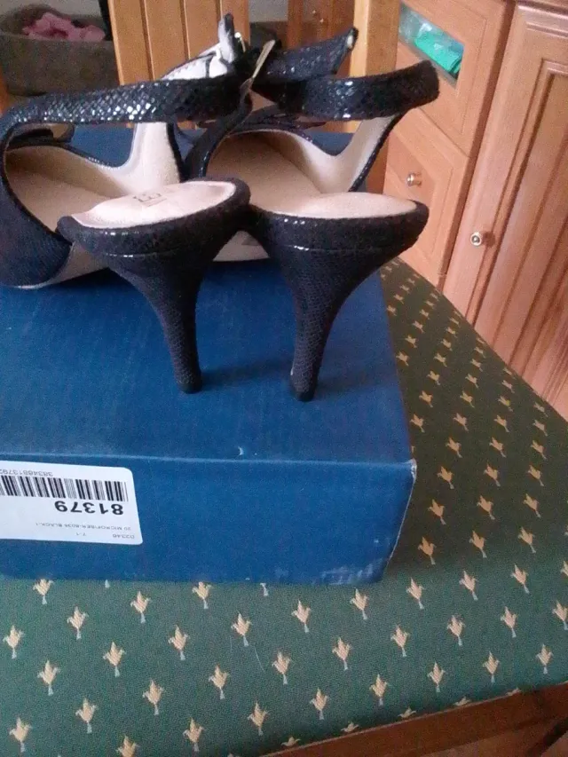 Zapatos de tacón negros con tira