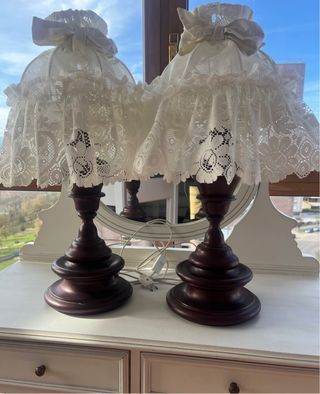 Lámparas de madera antiguas con pantallas encaje.