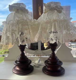 Lámparas de madera antiguas con pantallas encaje.