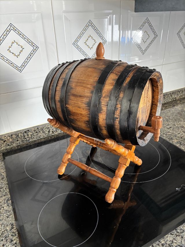 Barrica de madera con soporte