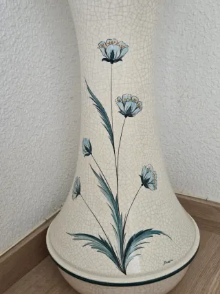 Macetero grande con pie.