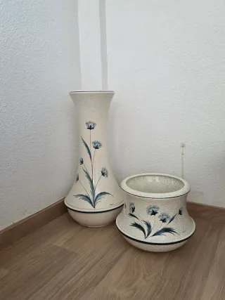 Macetero grande con pie.