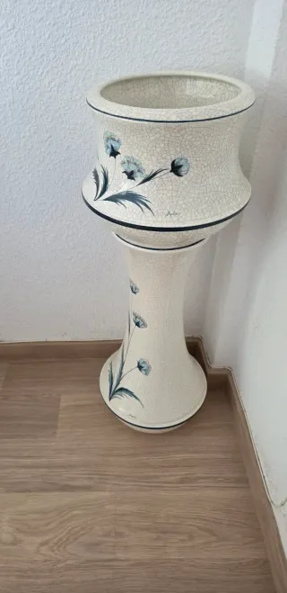 Macetero grande con pie.