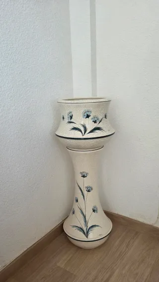 Macetero grande con pie.