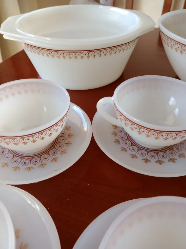 Lote vajilla: sopera, ensaladera y tazas