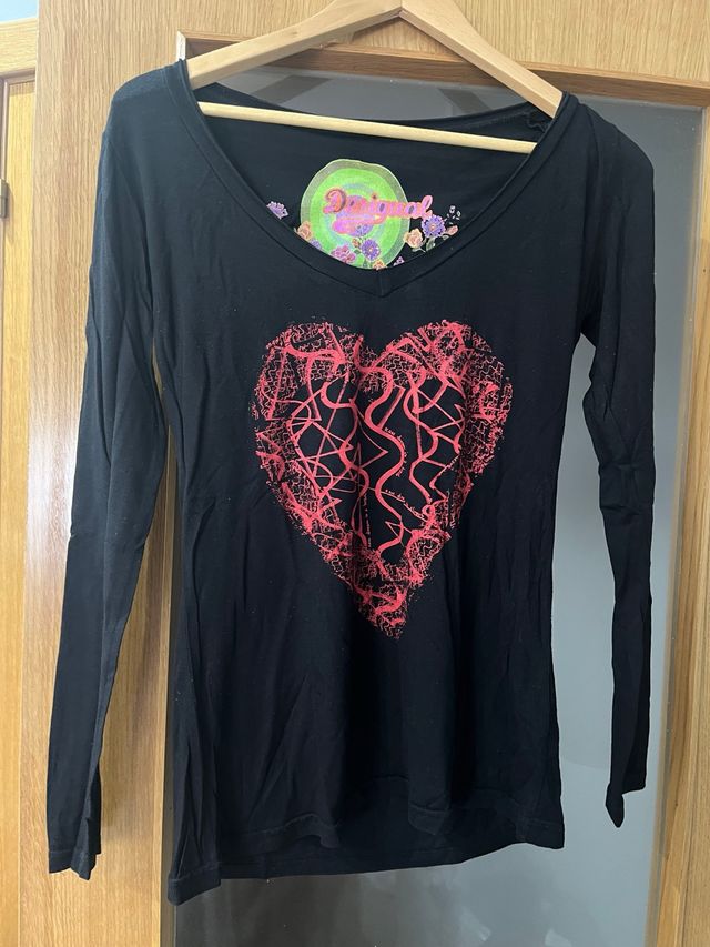 Camiseta Desigual Negra Corazón Rojo Talla M