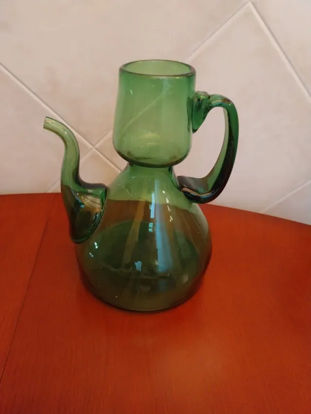 Jarra de vidrio soplado verde