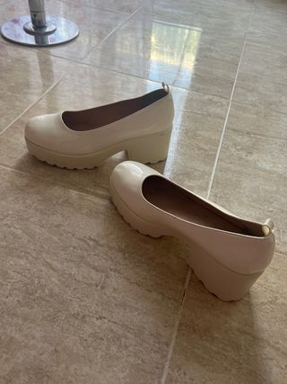 Zapatos beige de plataforma
